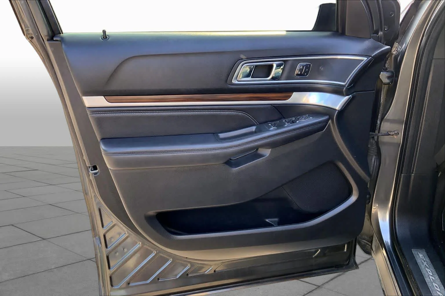 Used 2017 Magnetic Metallic Ford Limited image 18