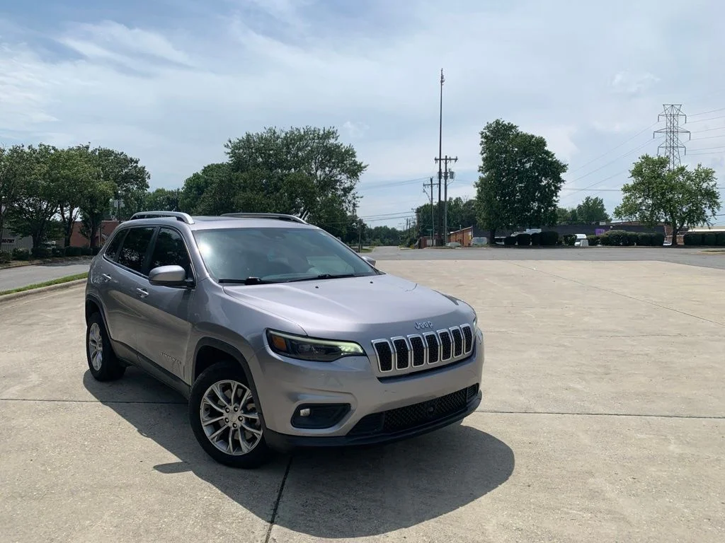 Used 2021 Silver Jeep Latitude Plus image 4