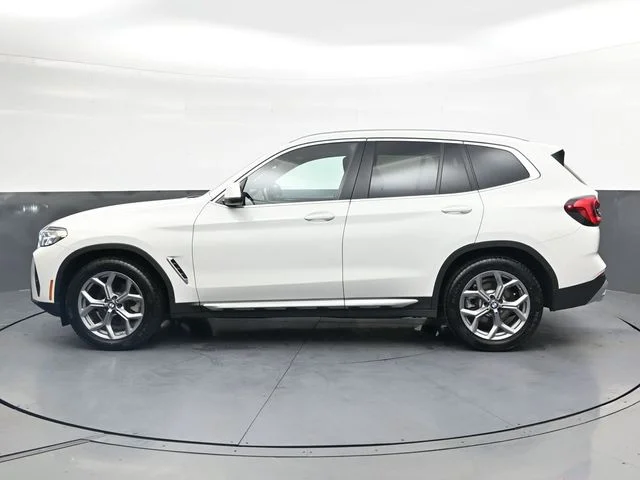 Used 2024  BMW xDrive30i image 9