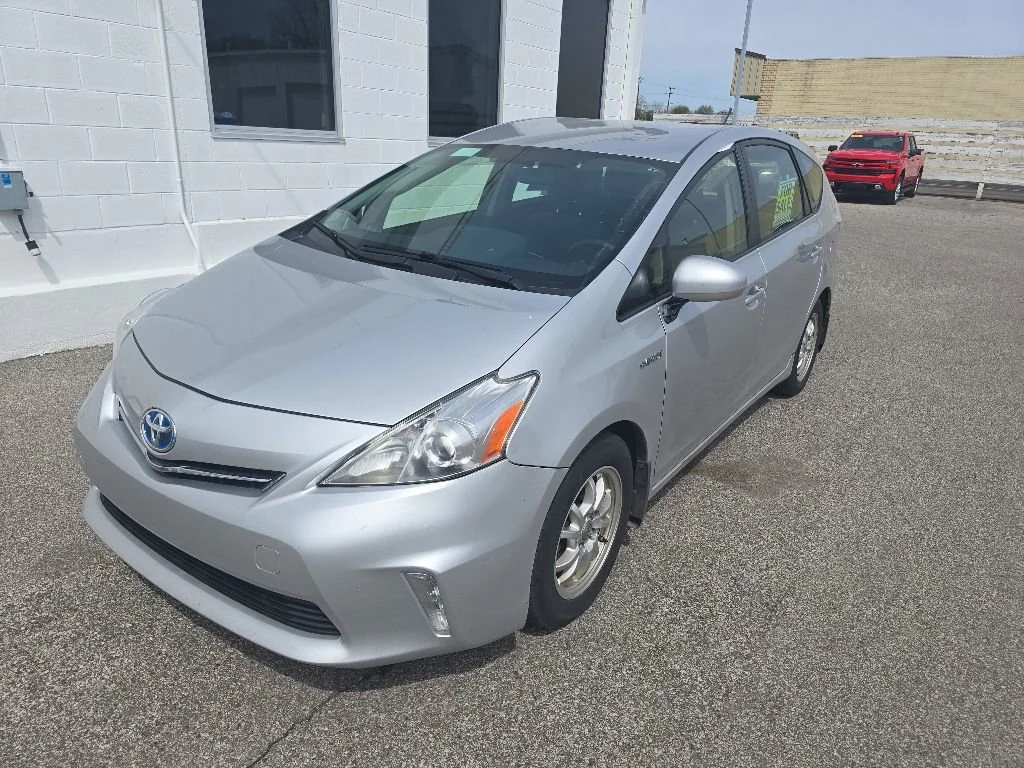 2014 Toyota Prius v Five's photo