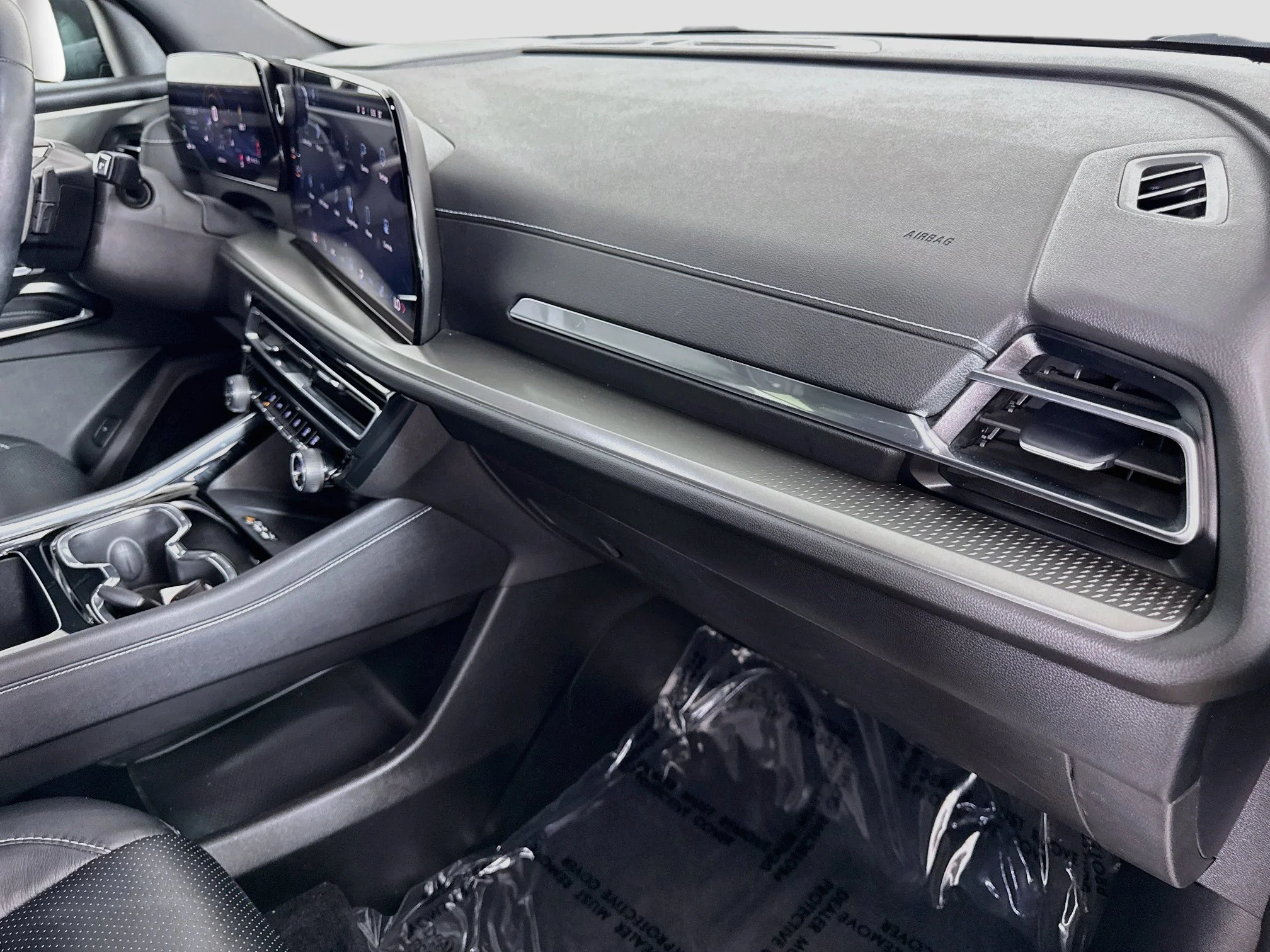 Used 2025 Mosaic Black Metallic Chevrolet LT image 32