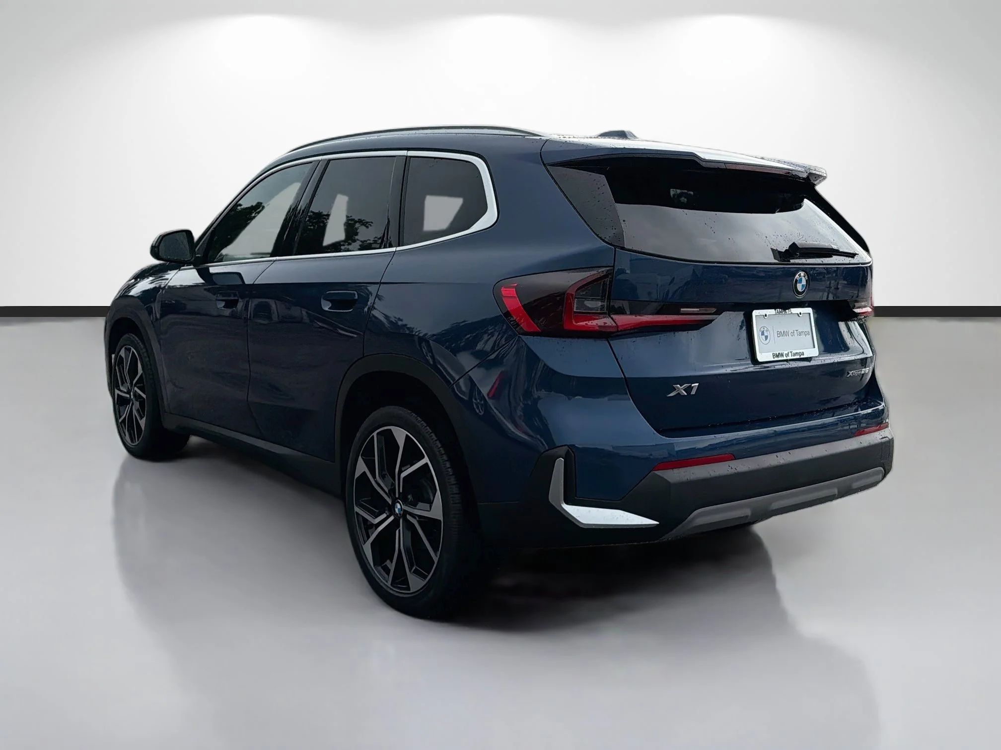 Used 2023 Phytonic Blue Metallic BMW xDrive28i image 5