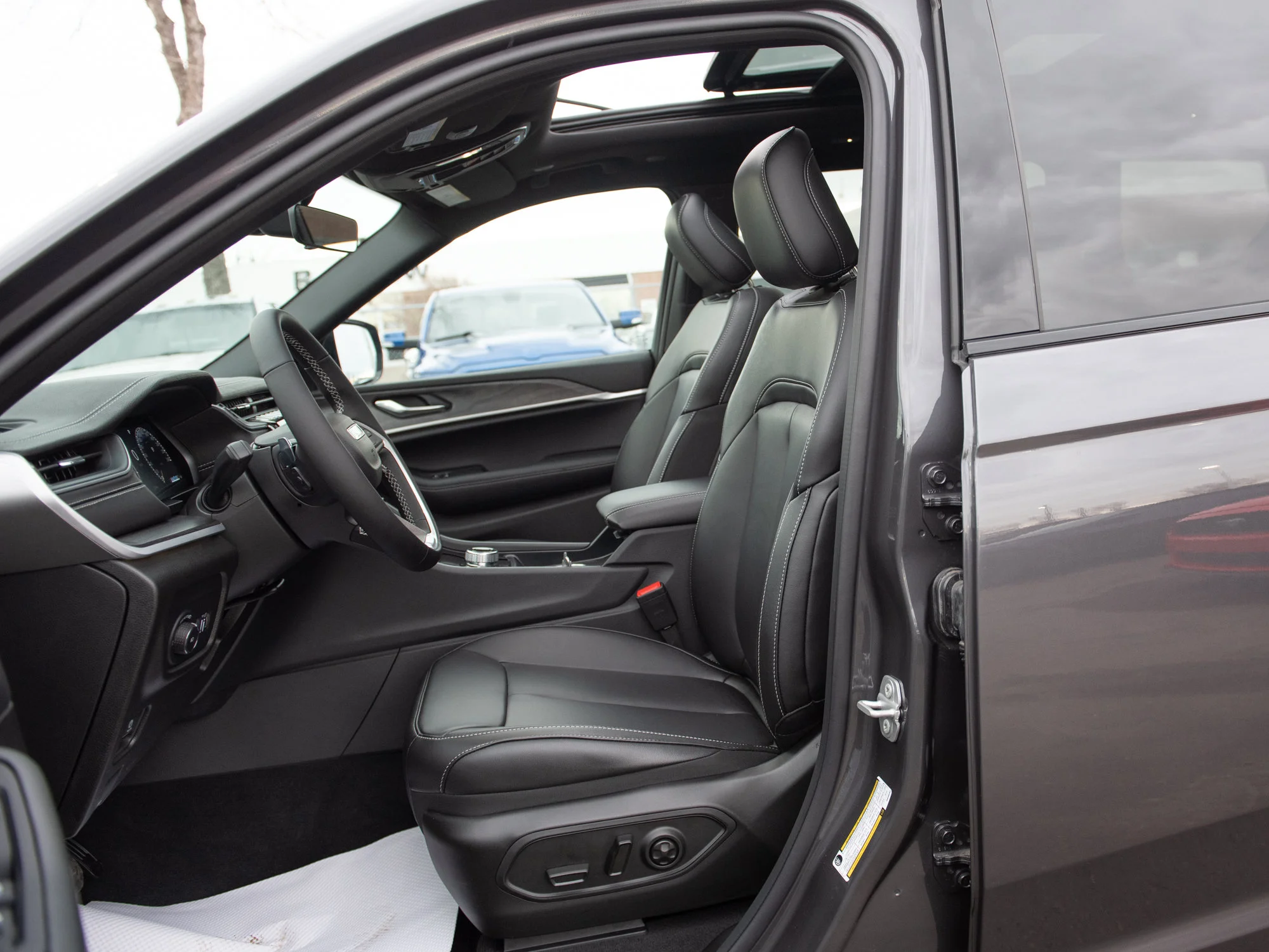 Certified Used 2025 Grey Jeep Limited * V6 | Trailer Tow Package  | Adaptive Cruise | Heated Seats image 3