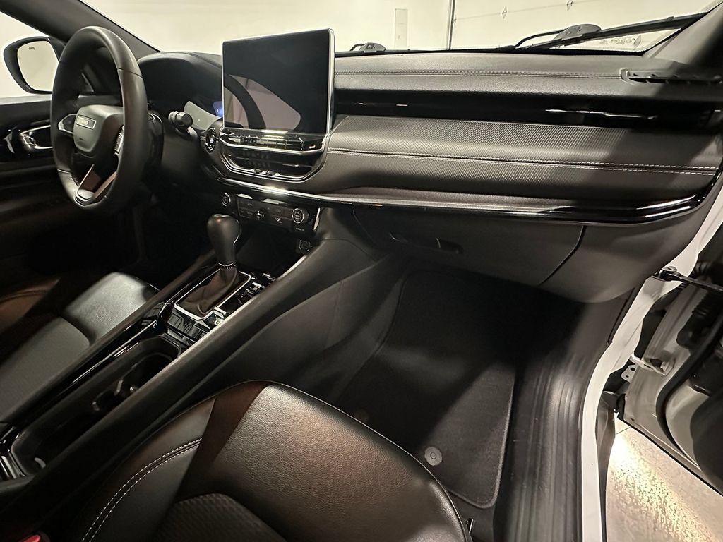 Used 2023  Jeep Altitude image 27