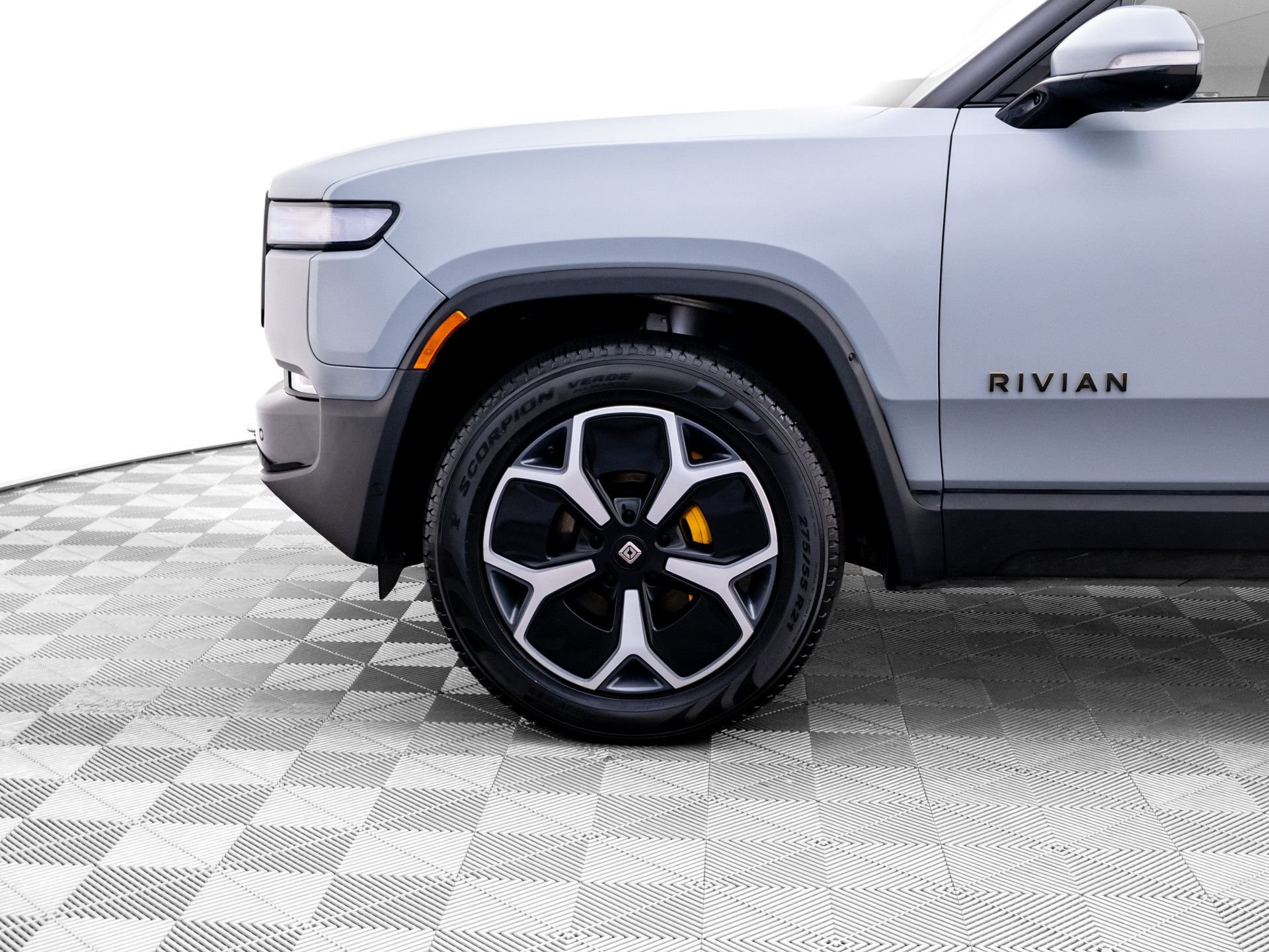 Used 2023  Rivian Adventure image 40