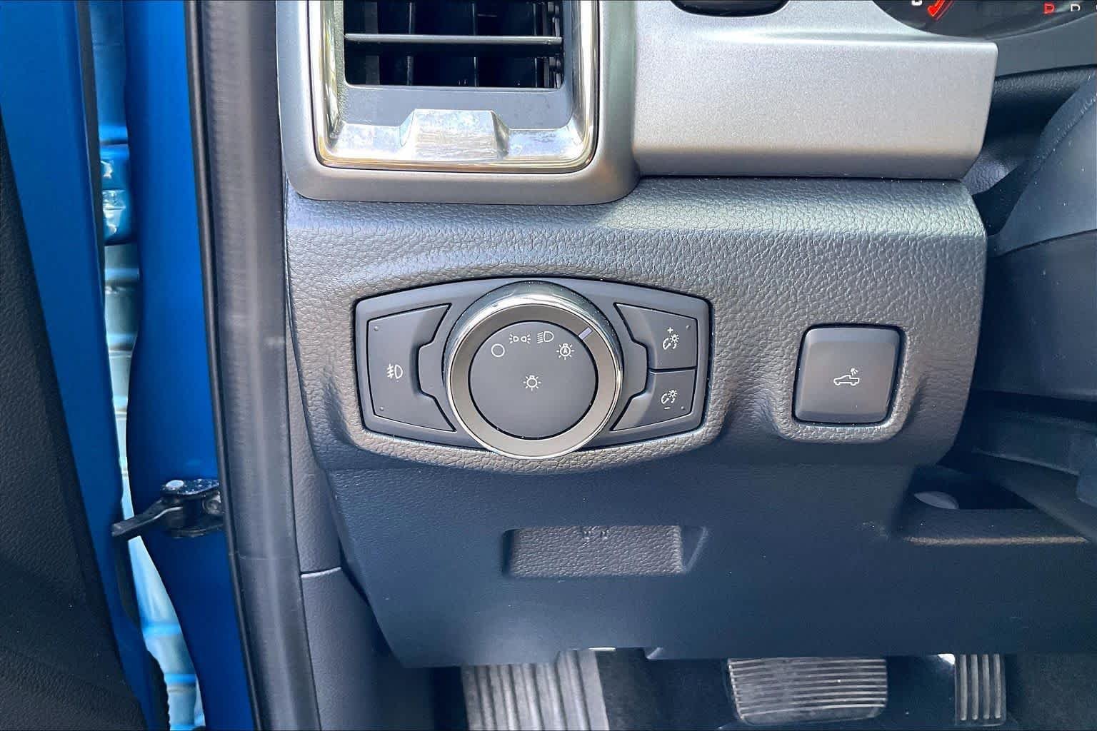 Used 2022 Velocity Blue Ford XLT image 32
