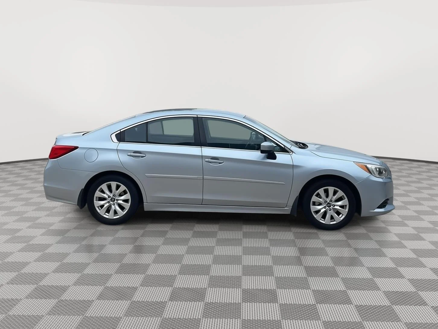 Used 2015 Ice Silver Metallic Subaru 2.5i Premium image 2