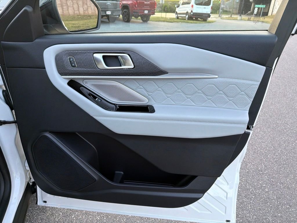 New 2026 Star White Metallic Tri-Coat Ford Platinum™ image 10