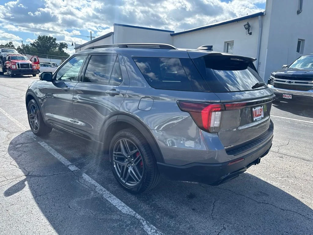Used 2025 Gray Metallic Ford ST-Line image 6