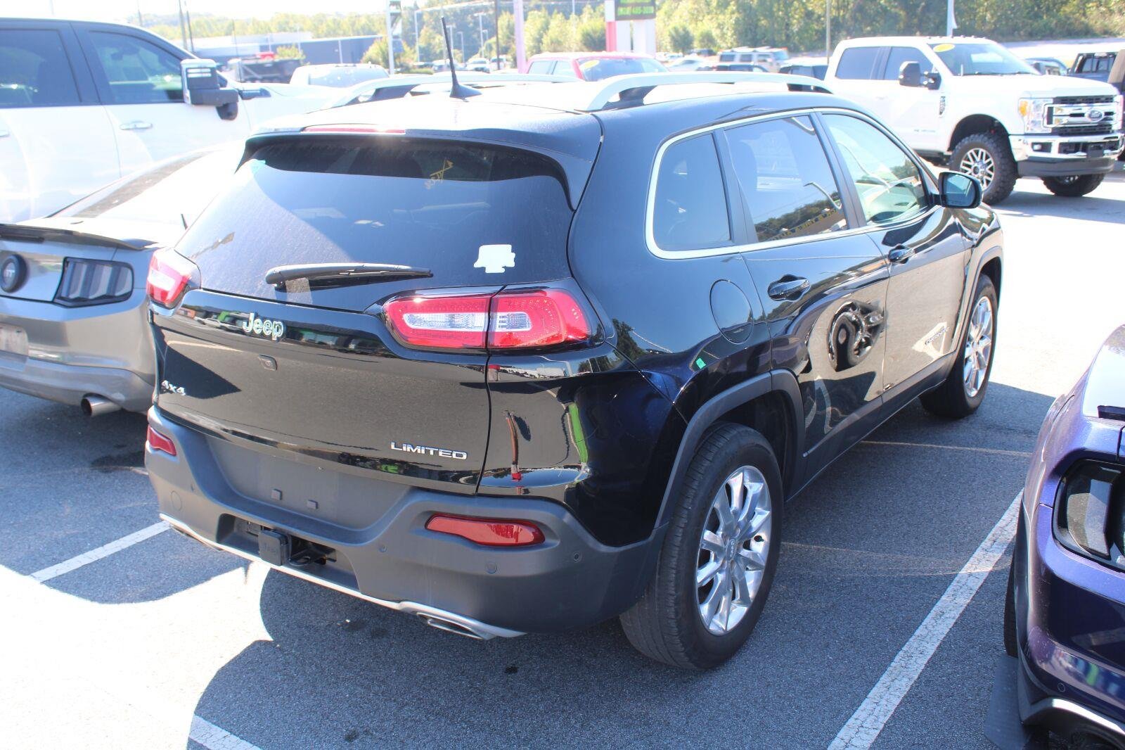 Used 2017 Diamond Black Crystal Pearlcoat Jeep Limited image 4
