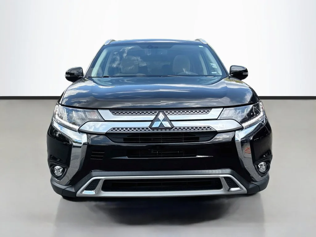 Used 2019 Labrador Black Metallic Mitsubishi SEL image 2