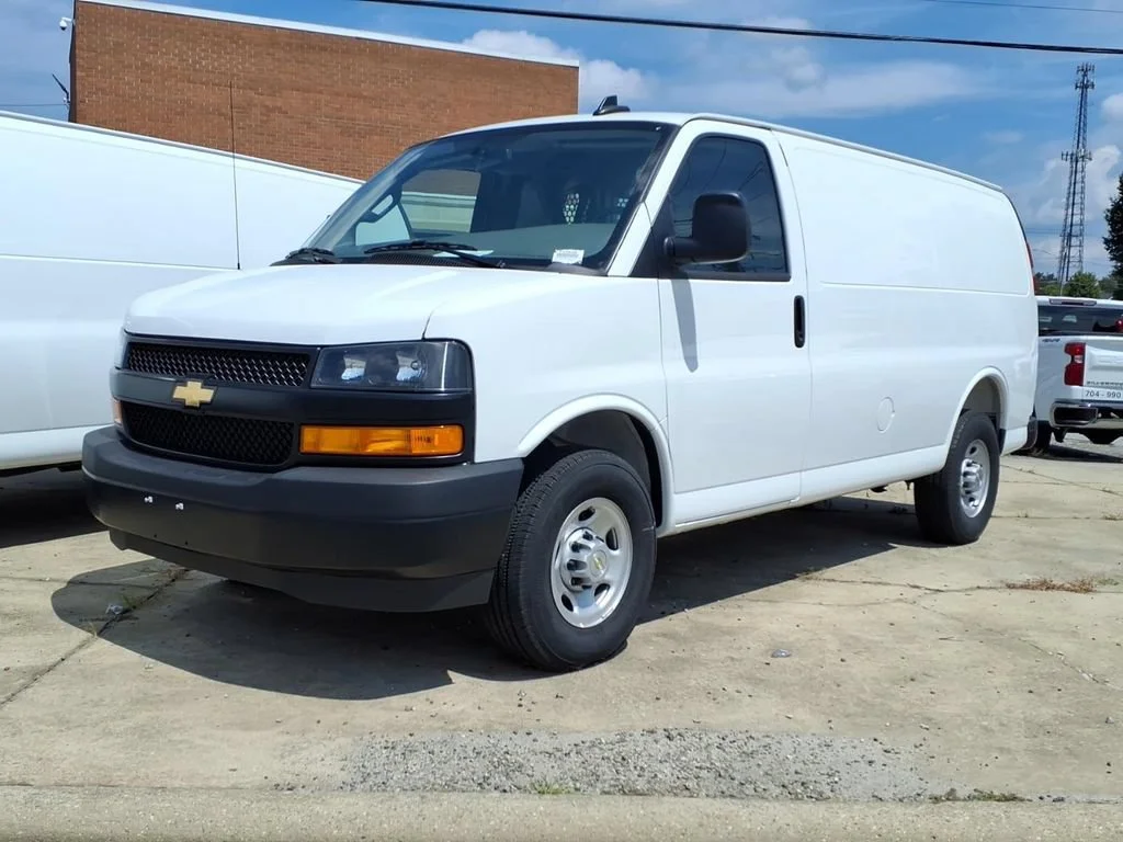 New 2025 Summit White Chevrolet WT image 26