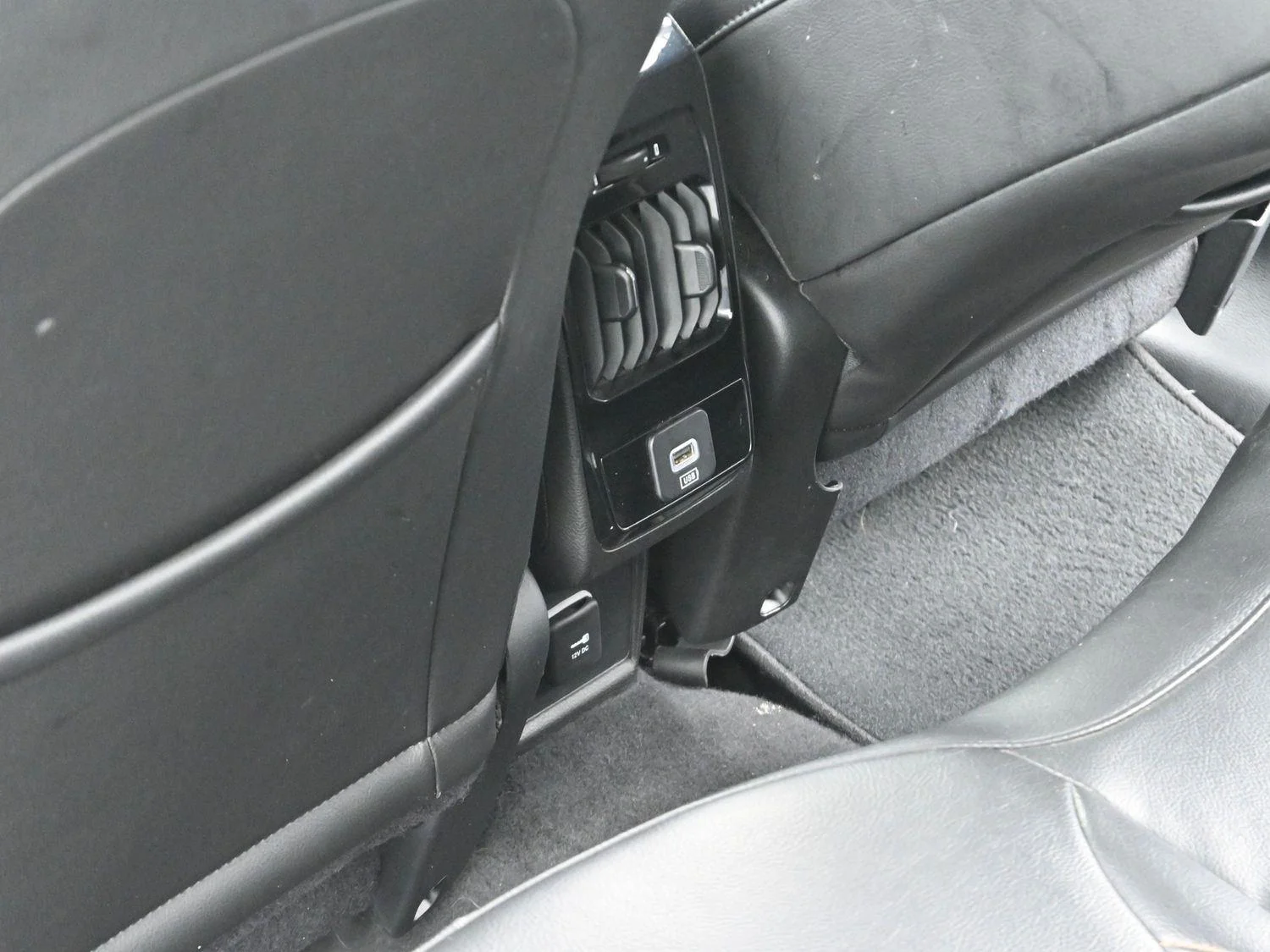 Used 2023 Diamond Black Crystal Pearlcoat Jeep Limited image 26