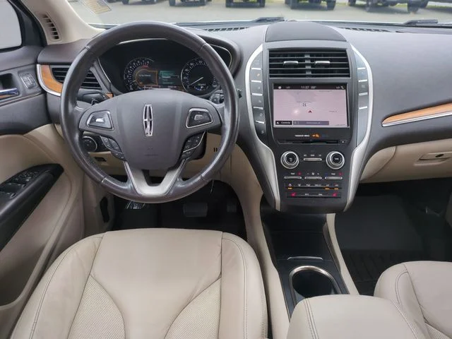 Used 2019 White Lincoln Select image 29