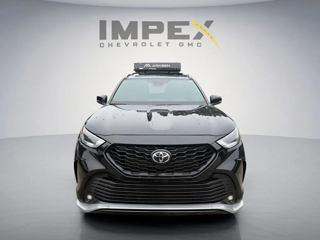 Used 2023  Toyota L image 8