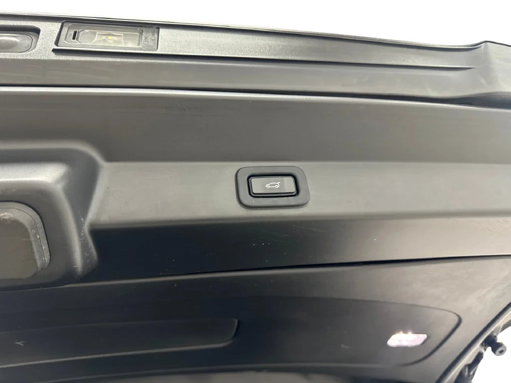 Used 2023 Black Land Rover SE image 82