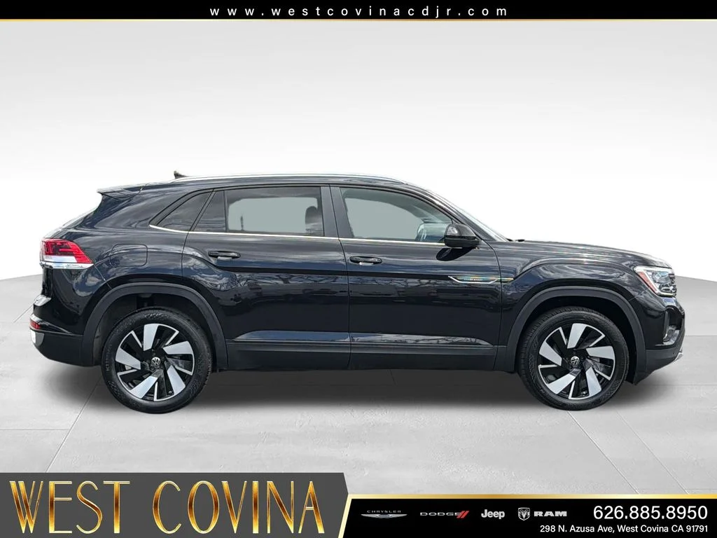 Used 2025 Black Volkswagen 2.0T SE w/Technology image 8