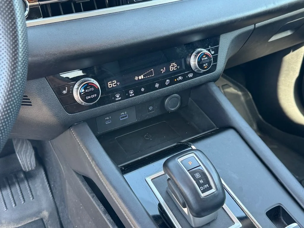 Used 2022 Silver Mitsubishi  image 27
