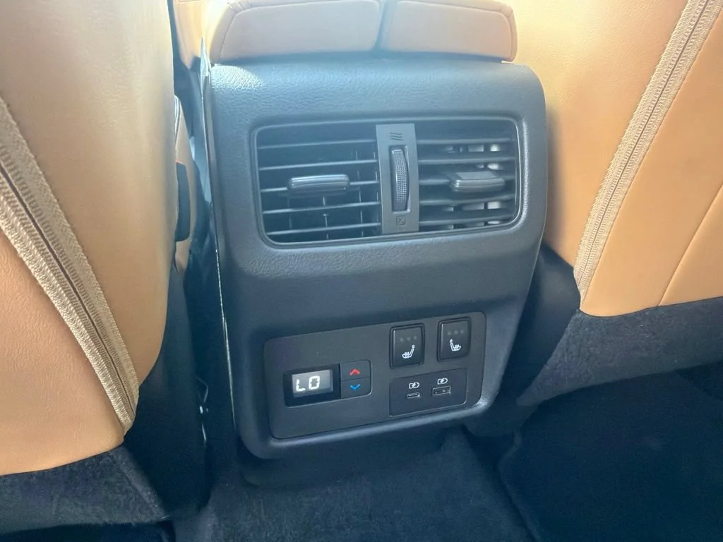 Used 2023 White Nissan Platinum image 16