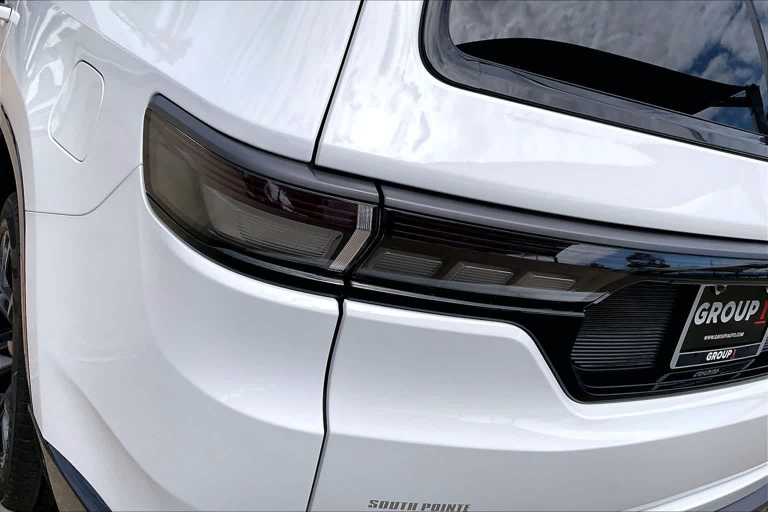 New 2026 Bright White Clear-Coat Exterior Paint Jeep Summit Obsidian image 14