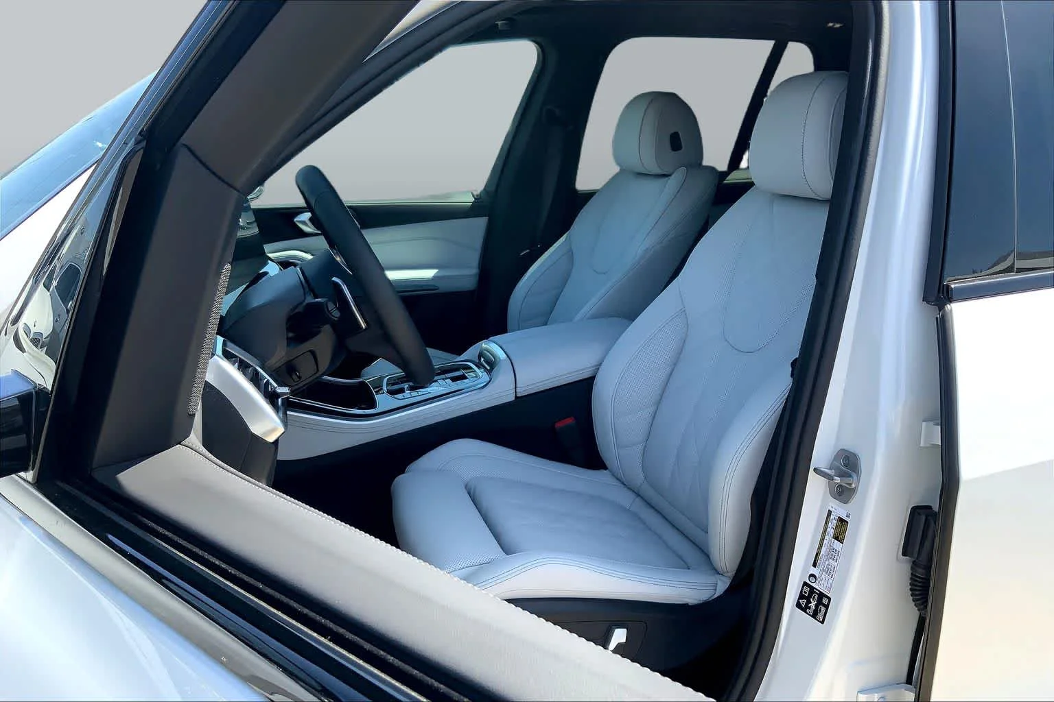 New 2026 Mineral White Metallic BMW xDrive40i image 9