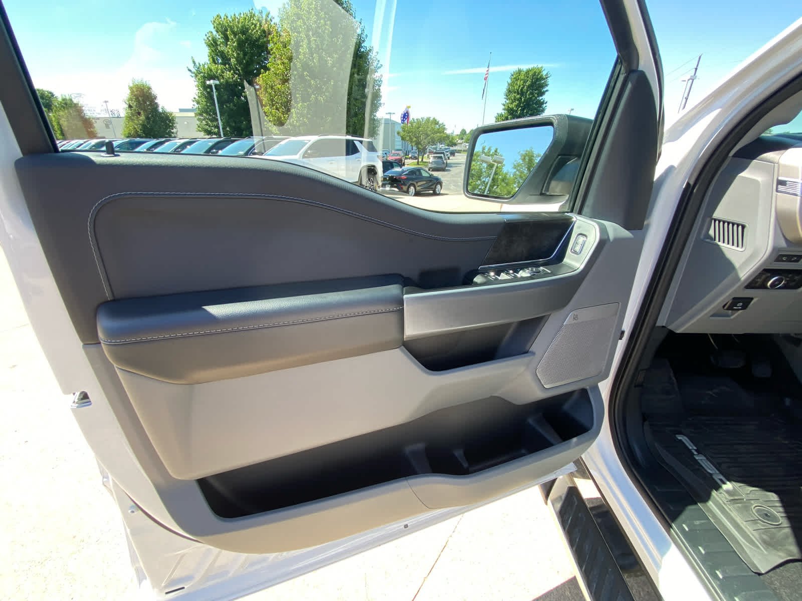 Used 2023  Ford XL image 6