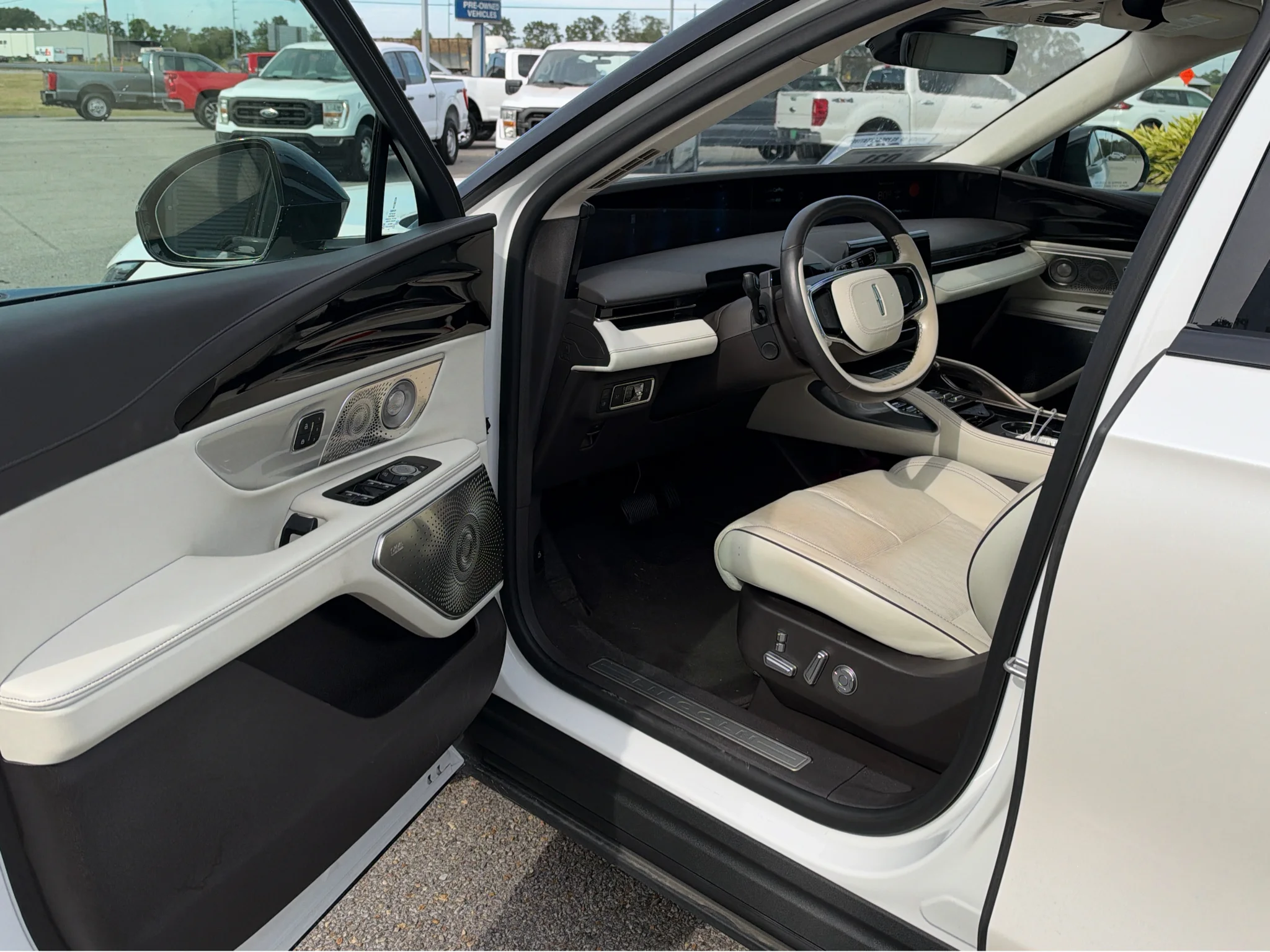 Used 2025 White Platinum Metallic Tri-Coat Lincoln Black Label image 2