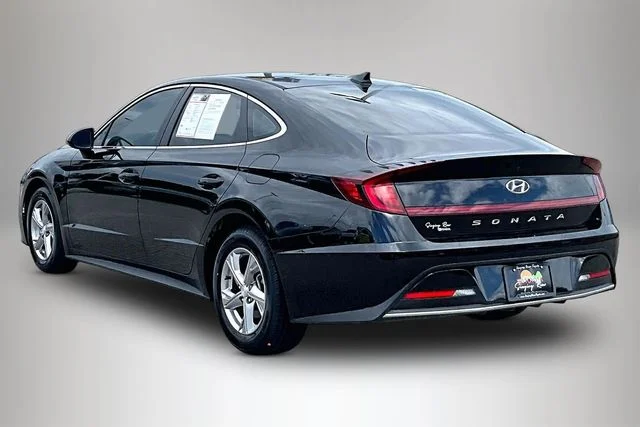 Used 2022 Black Hyundai SE image 4