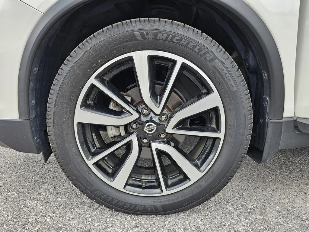 Used 2020 White Nissan SL image 30