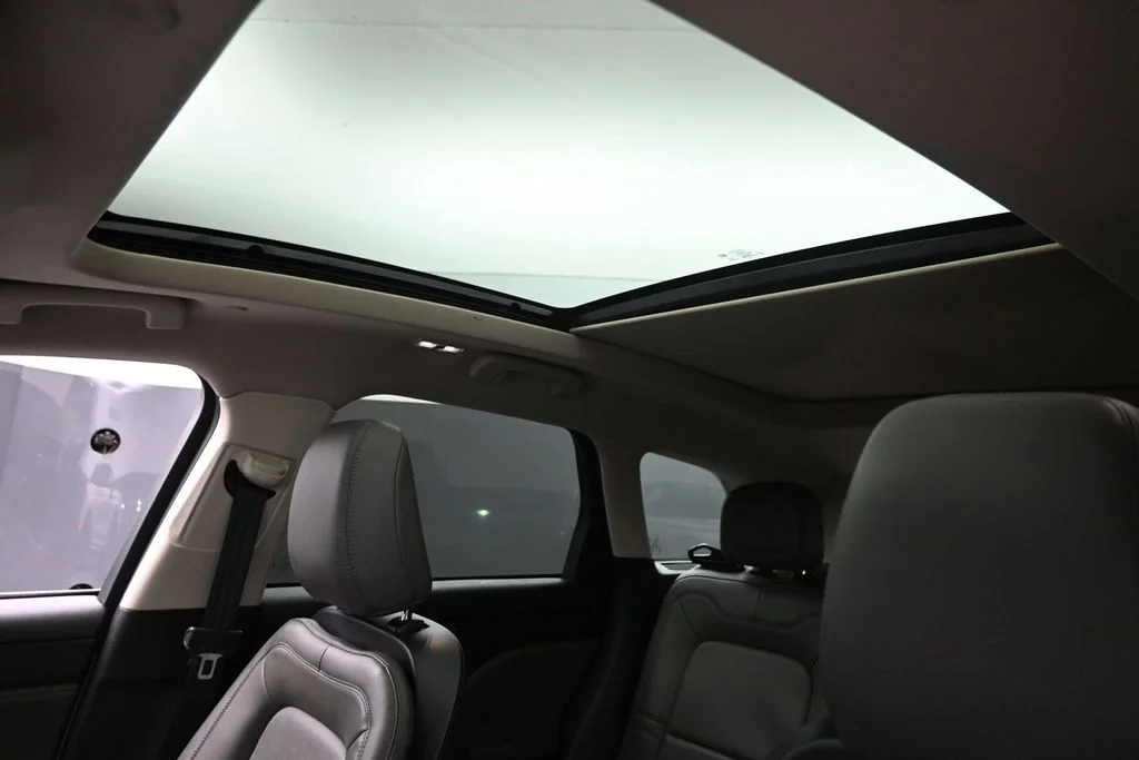 Used 2023 White Lincoln Reserve image 21