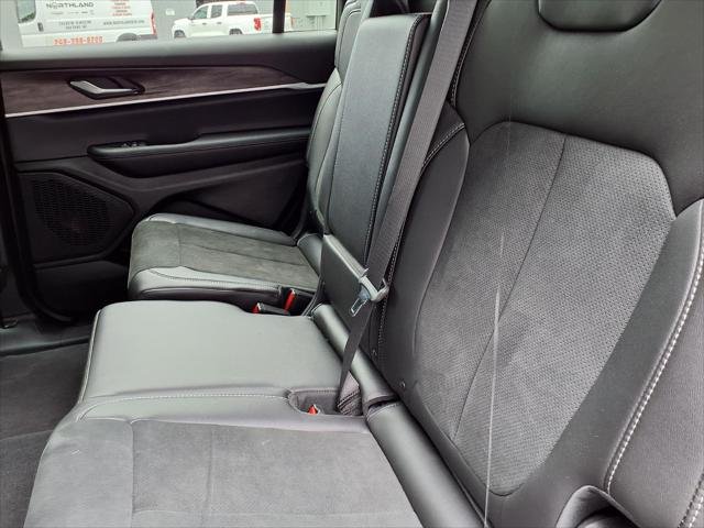 New 2026 Diamond Black Crystal Pearlcoat Jeep Laredo image 33