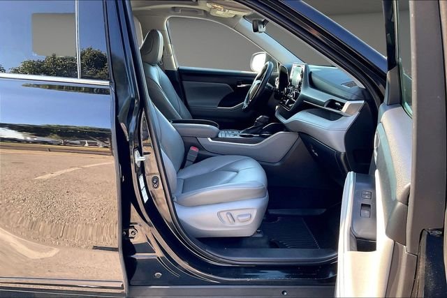 Used 2022 Black Toyota XLE image 7