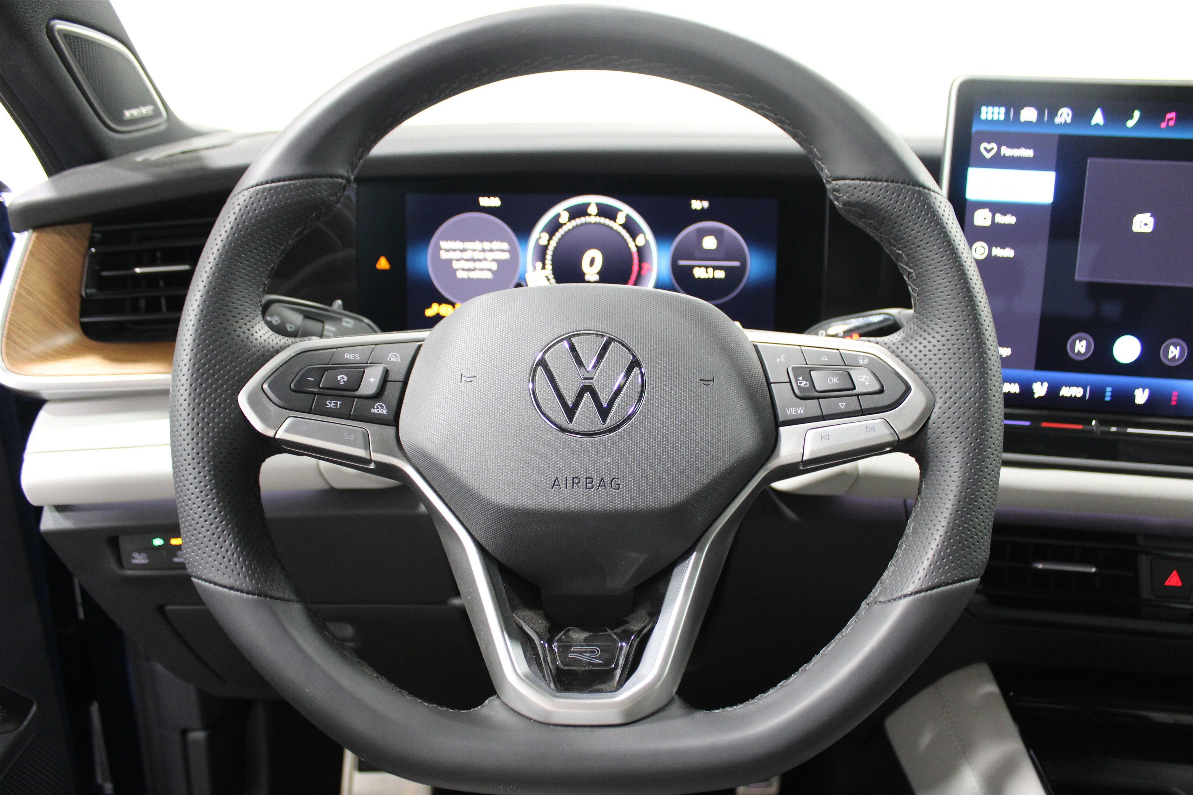 2026 Volkswagen Tiguan SEL R-LINE TURBO - Photo 9