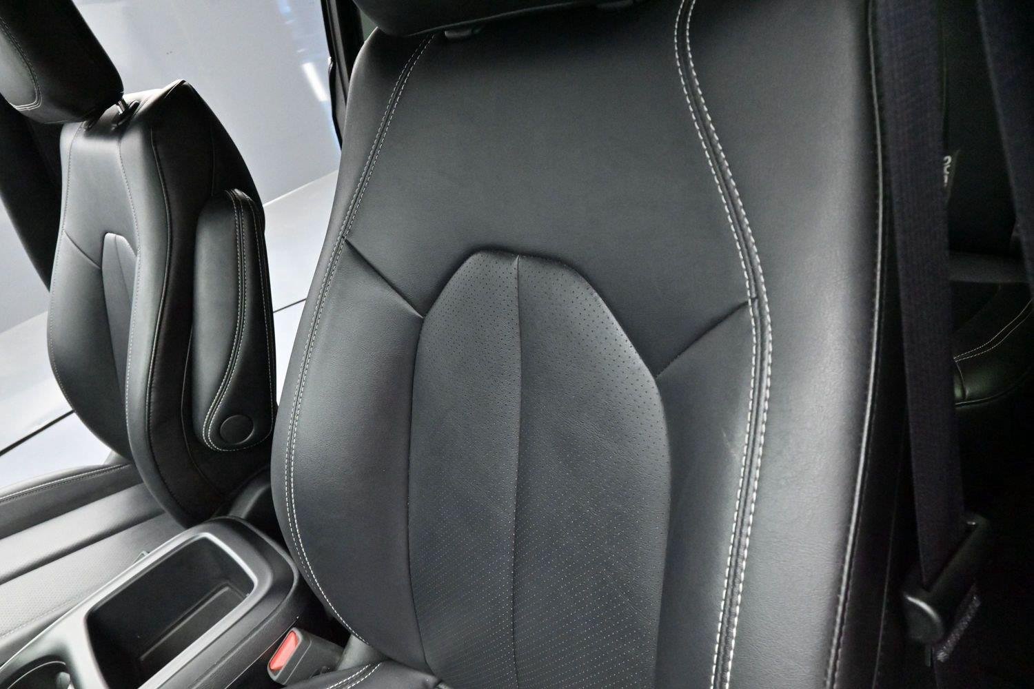 Used 2025 Diamond Black Crystal Pearlcoat Chrysler Select image 14
