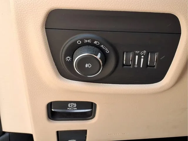 Used 2023  Jeep Limited image 15