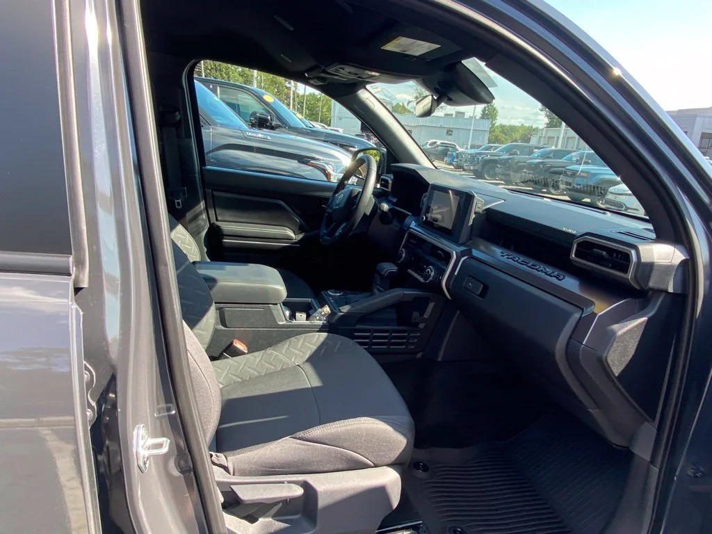 Used 2025  Toyota SR5 image 16