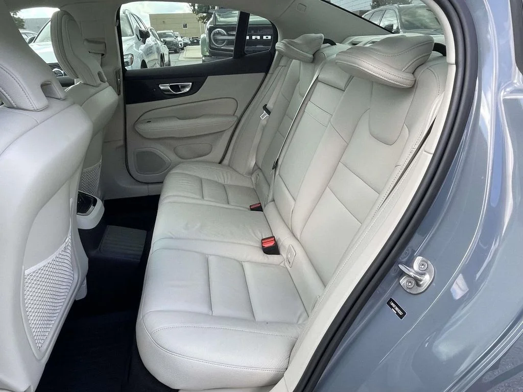 Used 2022 Thunder Grey Metallic Volvo R-Design Expression image 3