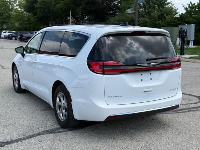Used 2024 Bright White Clearcoat Chrysler Limited image 5
