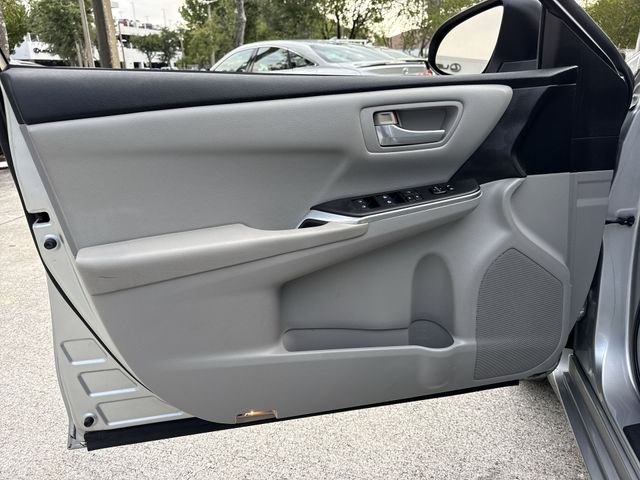 Used 2016 Silver Toyota LE image 13
