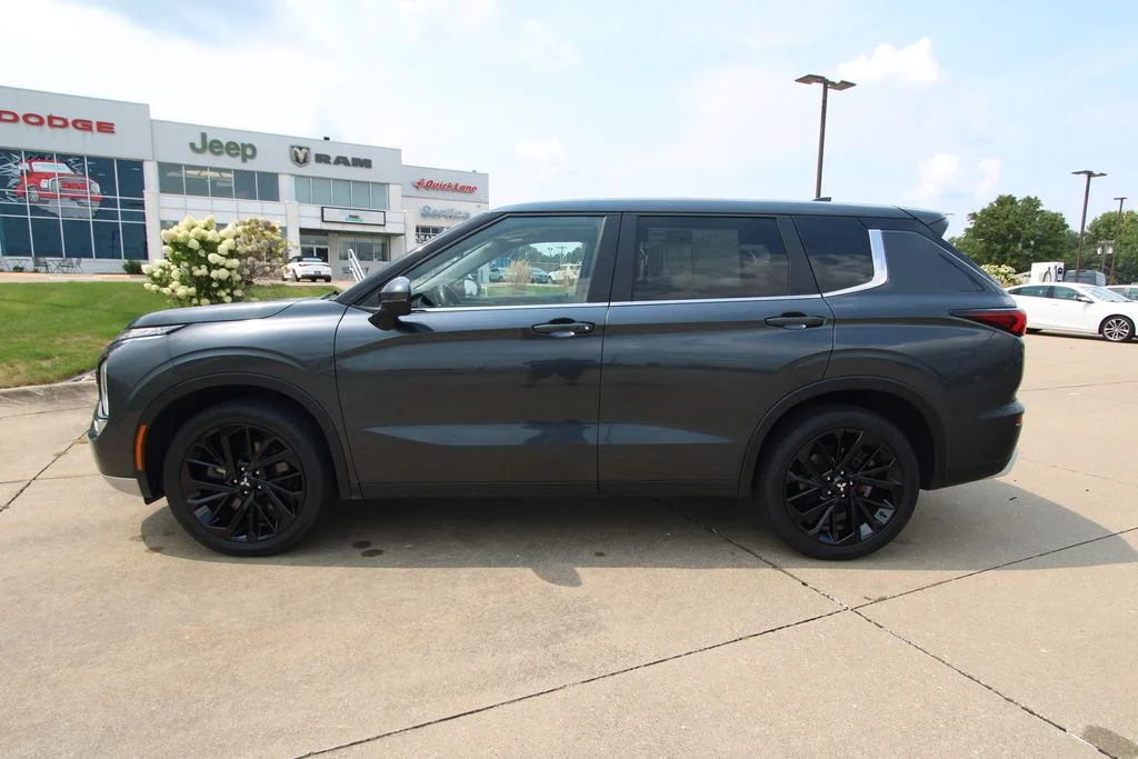 Used 2024  Mitsubishi SE image 19