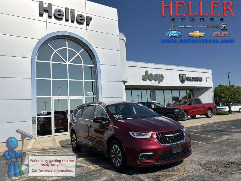 2023 Chrysler Pacifica Hybrid Touring L Hybrid's photo