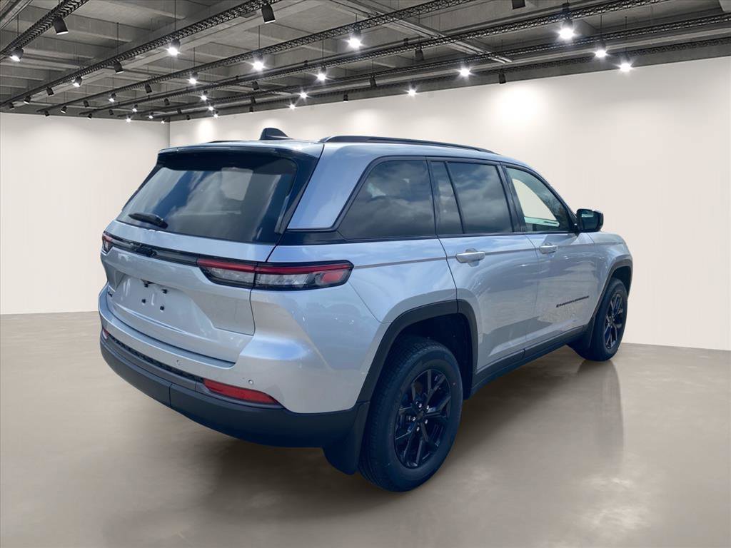 New 2026 Silver Zynith Exterior Paint Jeep Altitude image 4