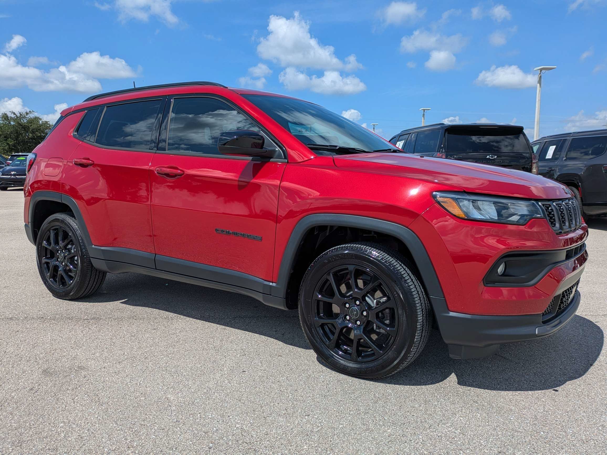 Used 2025 Red Hot Pearlcoat Jeep Latitude image 2