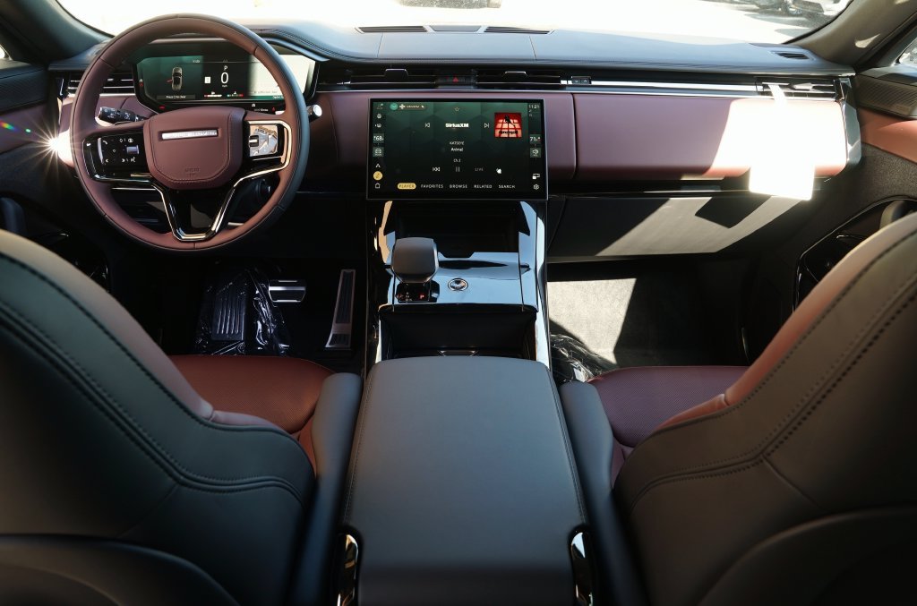 New 2027 Santorini Black Land Rover Dynamic SE image 9
