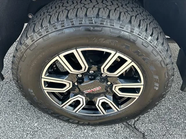 Used 2022 White GMC AT4 image 36