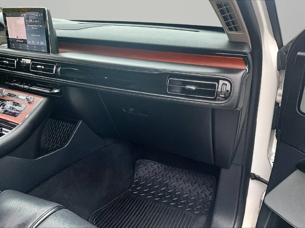 Used 2020 White Lincoln Grand Touring image 18