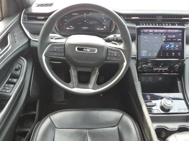 Used 2024  Jeep Y image 22