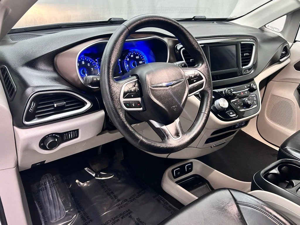 Used 2021 White Chrysler LXI image 11