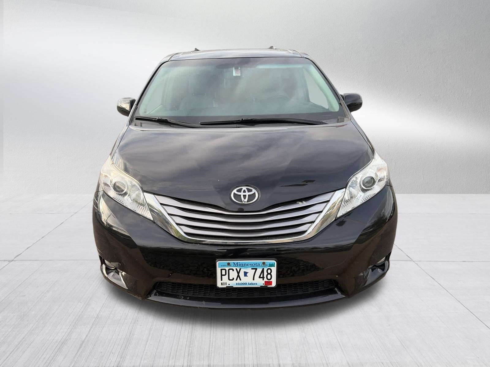 Used 2017 Toyota Sienna XLE with VIN 5TDYZ3DC8HS805963 for sale in Golden Valley, Minnesota