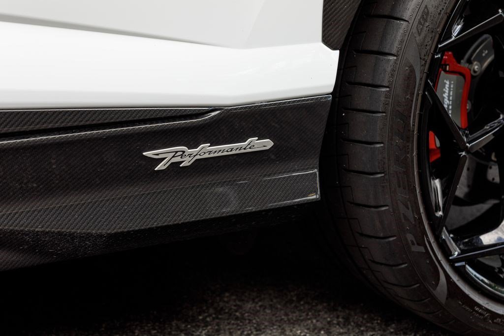 Used 2024 White Lamborghini Performante image 48